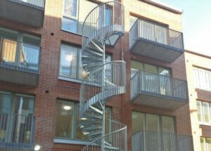 Staircase with side rail, Rungs from the rail to the pipe